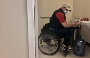 ray llenando botellon con agua